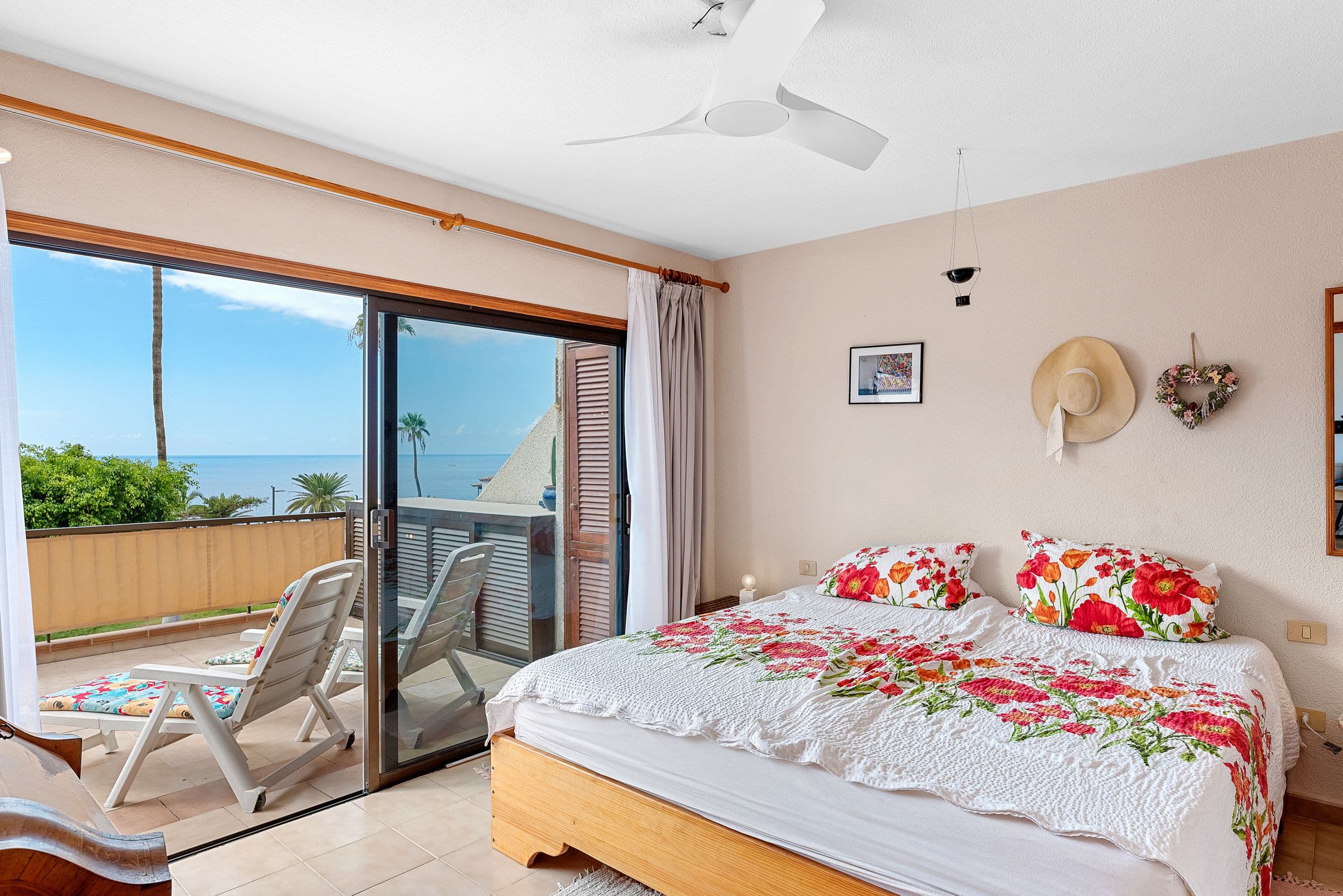 Bedroom with terrace access and sea view